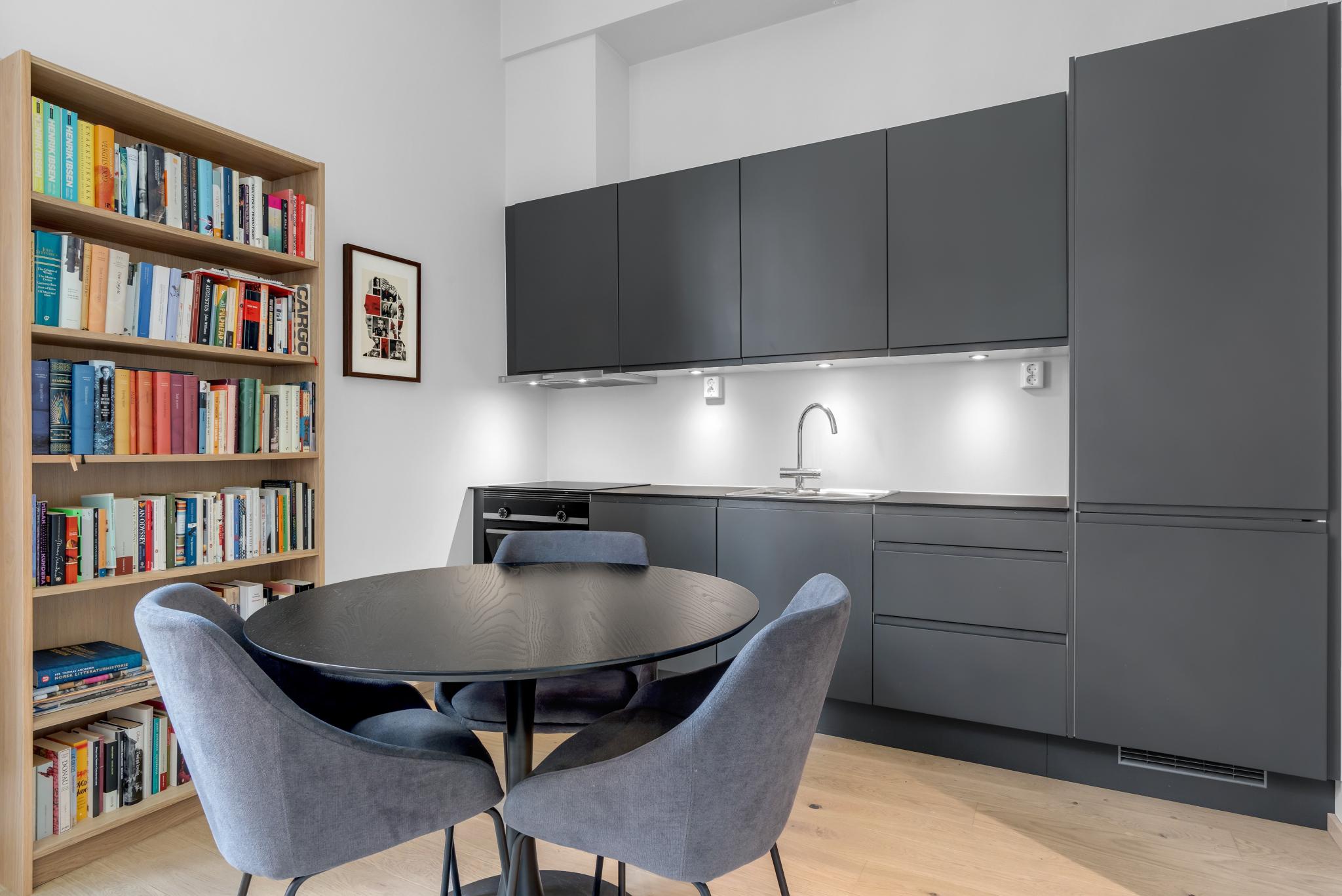 Integrert induksjonsplatetopp, stekeovn, oppvaskmaskin og kjøle-/fryseskap.

